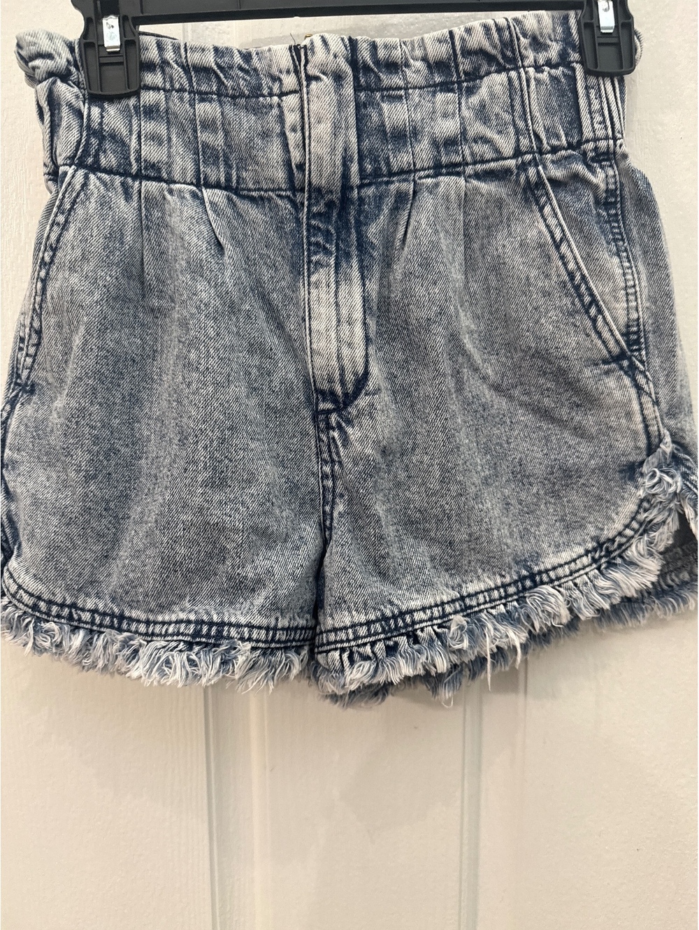 TG.LA Women's XS Light Wash Denim Shorts with Frayed Hem